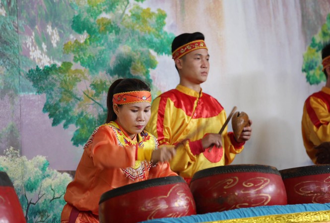 Gặp người giữ hồn trống trận Tây Sơn Chị Dương Thị Hương biểu diễn trống trận Tây Sơn sáng 18/6. Ảnh: Hồng Vĩnh.