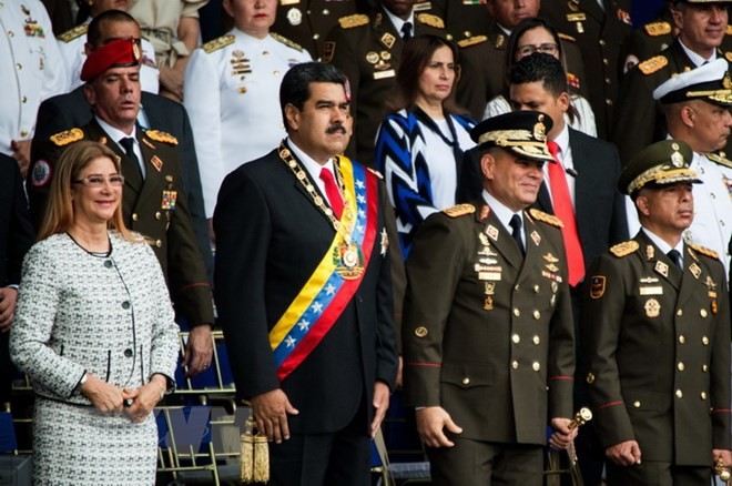 Bản tin 20H: Venezuela công bố bằng chứng vụ ám sát hụt Tổng thống Tổng thống Venezuela Nicolas Maduro (thứ 2, trái) tại Lễ kỷ niệm 81 năm ngày thành lập Lực lượng Phòng vệ quốc gia ở Caracas ngày 4/8. (Ảnh: THX/TTXVN)