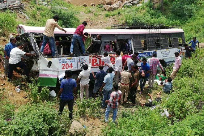 Bản tin 20H: Tai nạn xe bus thảm khốc, ít nhất 45 người thiệt mạng Hiện trường vụ tai nạn. (Nguồn: news18.com)