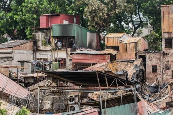 Bản tin 20H: Khởi tố điều tra vụ cháy gần viện Nhi làm 2 người tử vong Những ngôi nhà bị cháy xém sau vụ cháy chiều tối 17/9. (Ảnh: Trọng Đạt/TTXVN)