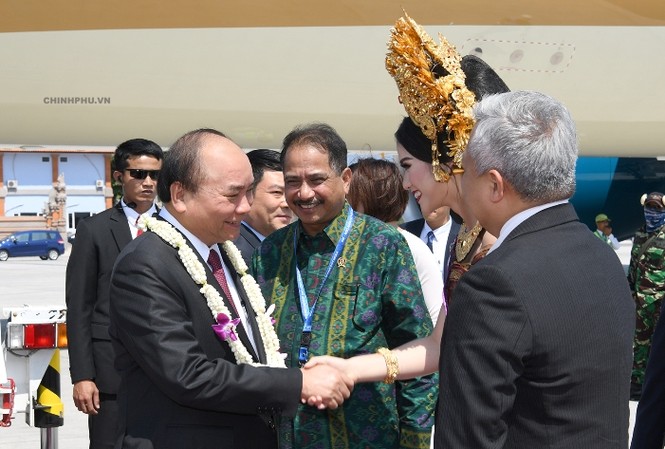 Thủ tướng đến Bali, bắt đầu Cuộc gặp các nhà lãnh đạo ASEAN Đại diện Indonesia đón Thủ tướng tại sân bay. Ảnh: VGP/Quang Hiếu