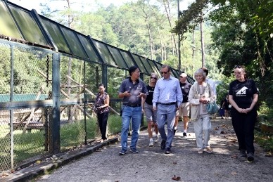 Đại sứ Anh thăm Trung tâm Cứu hộ gấu Việt Nam Diễn viên- hiệp sỹ bảo vệ động vật người Anh Virginia McKenna & Đại sứ Anh thăm Trung tâm Cứu hộ Gấu Việt Nam