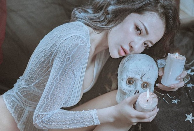 Bộ ảnh khoe thân phản cảm của Ngân 98 gây phẫn nộ Bộ ảnh khoe thân phản cảm của Ngân 98 gây phẫn nộ
