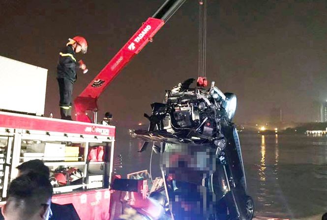 Bản tin 20H: Thông tin mới nhất vụ Mercedes lao xuống sông Hồng Trục vớt xe Mercedes lao xuống sông Hồng.