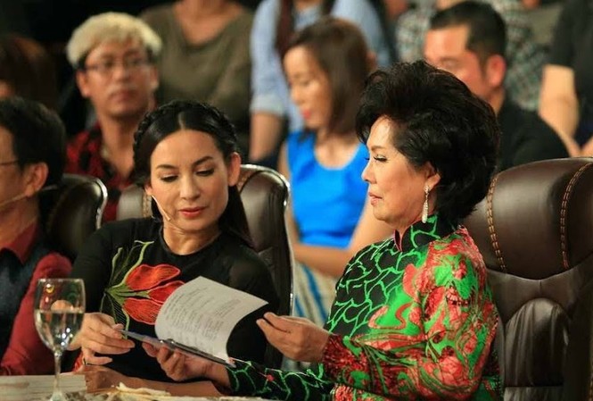 Vì sao Phi Nhung ‘thề độc’ không nhìn mặt danh ca Phương Dung? Danh ca Phương Dung và Phi Nhung cùng ngồi ghế nóng trong một chương trình truyền hình thực tế.