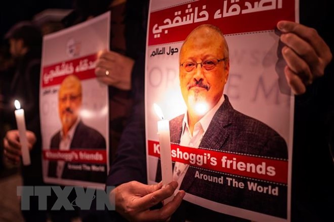 Bản tin 20H: Thổ Nhĩ Kỳ chỉ trích Mỹ về vụ sát hại nhà báo Khashoggi Thắp nến tưởng niệm nhà báo Jamal Khashoggi bên ngoài lãnh sự quán Saudi Arabia ở Istanbul, Thổ Nhĩ Kỳ ngày 25/10. (Ảnh: AFP/TTXVN)