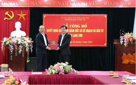 Bổ nhiệm, luân chuyển hàng loạt lãnh đạo sở, ngành Lạng Sơn Ông Nguyễn Hữu Chiến nhận quyết định làm Giám đốc Sở KH-ĐT. Ảnh: Duy Chiến