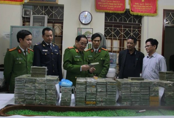Bắt 'nữ quái' trong đường dây buôn hàng trăm bánh heroin Các cơ quan chức năng và tang vật 288 bánh ma túy bắt tại Cao Bằng *ảnh: TL