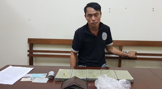 Nhận vận chuyển 5 bánh heroin lấy 10 triệu đồng tiền công Đối tượng Khuynh cùng tang vật. Ảnh: TL