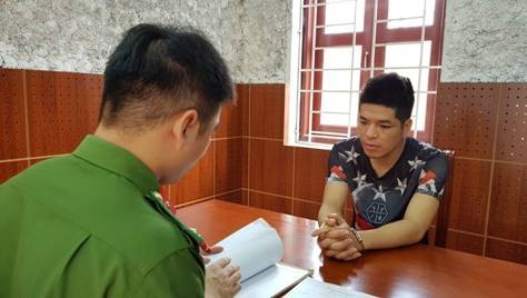 Mượn nhiều xe máy để đem đi cầm đồ lấy tiền chơi game Đối tượng Hoàn (bìa phải) khai nhận hành vi tại cơ quan công an *ảnh: Việt Dũng