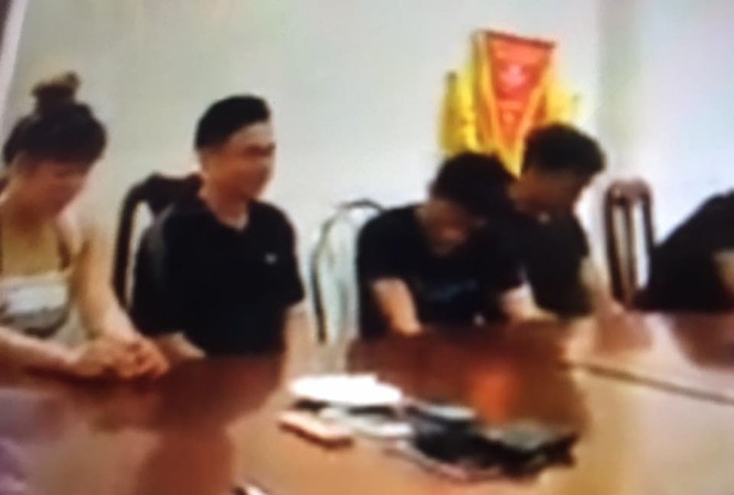 Bắt quả tang nhóm thanh niên 'phê' ma túy trong quán karaoke Một số đối tượng khai nhận hành vi sử dụng ma túy tại trụ sở công an. Ảnh: Duy Chiến
