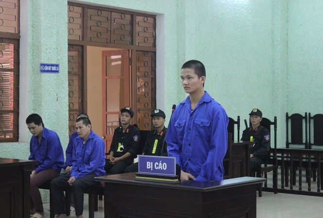 Lừa người đến nhà chơi rồi đòi tiền chuộc Bị cáo Minh ra tòa lĩnh án về hành vi lừa người, chiếm đoạt tài sản *ảnh: CB