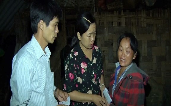 Thương tâm 2 chị em bị điện giật tử vong tại nhà Cấp ủy, chính quyền địa phương động viên, giúp đỡ mẹ của hai cháu bé (ảnh bìa phải) *ảnh: TL