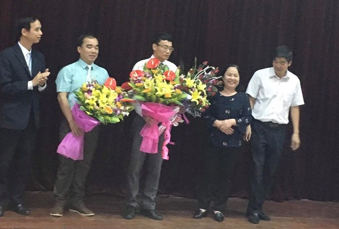 Bổ nhiệm Giám đốc, phó giám đốc Đài PTTH tỉnh Lạng Sơn Ông Vũ Thành Sơn, Nguyễn Đông Bắc (giữa) nhận hoa chúc mừng của đồng nghiệp *ảnh: H. Kiên