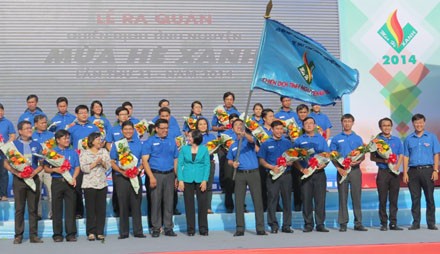 Hừng hực khí thế tình nguyện xanh Trao cờ ra quân