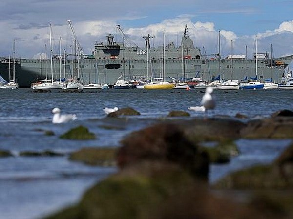 Phát hiện 14.000 lỗi trong dự án tàu chiến lớn nhất Australia Tàu chiến HMAS Canberra tại cảng Williamstown. (Nguồn: News Corp Australia)