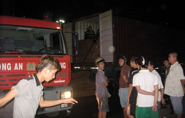 Xe container bỗng dưng bốc khói ngùn ngụt trên đường Hiện trường vụ việc.