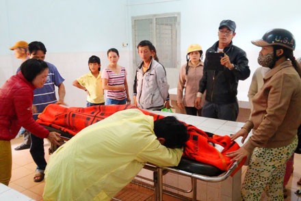 Chồng đau đớn ôm vợ tử vong sau khi sinh mổ Người thân đau đớn bên thi thể chị Huyền.