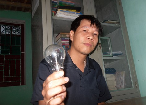 Nghiện ăn... thủy tinh sau khi học “võ ma“ Chiếc bóng điện được anh Hữu mang từ nhà.