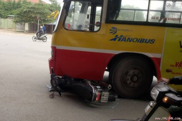 Cố vượt đèn đỏ, xe buýt tông gẫy chân một thanh niên Hiện trường vụ tai nạn