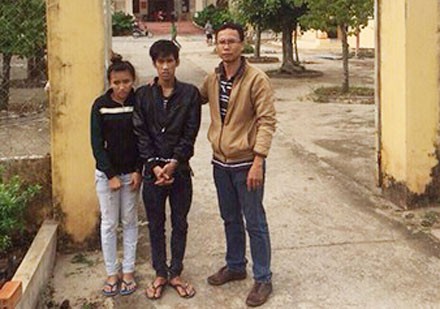 48 giờ truy bắt ‘đại ca’ giang hồ giết bạn bán kẹo kéo Cường và bạn gái (hai đối tượng từ trái qua) bị bắt trong hành trình bỏ trốn trên xe buýt ở Sóc Trăng.