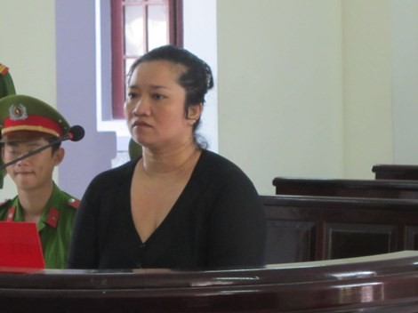 Nguyên vợ bí thư xã đốt xác, xù nợ lĩnh án 5 năm tù Lê Thị Hường tại phiên tòa.