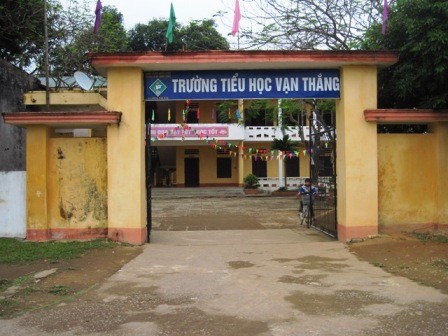 Trường mới tu sửa hết hơn 1,5 tỷ xong lại xuống cấp Trường tiểu học Vạn Thắng - nơi người dân tố xã “ăn bớt” tiền tu sửa lại trường.