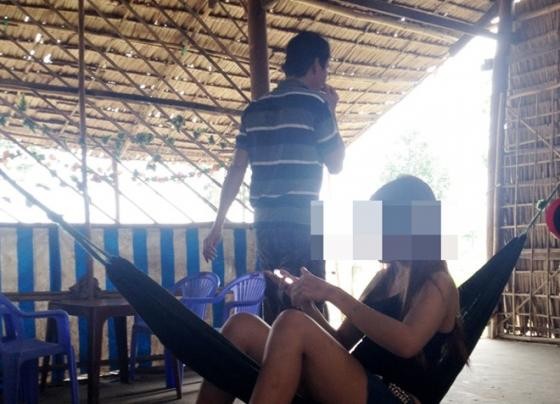 Chiêu câu khách của tiếp viên cà phê võng miền Tây Chiêu câu khách của tiếp viên cà phê võng miền Tây