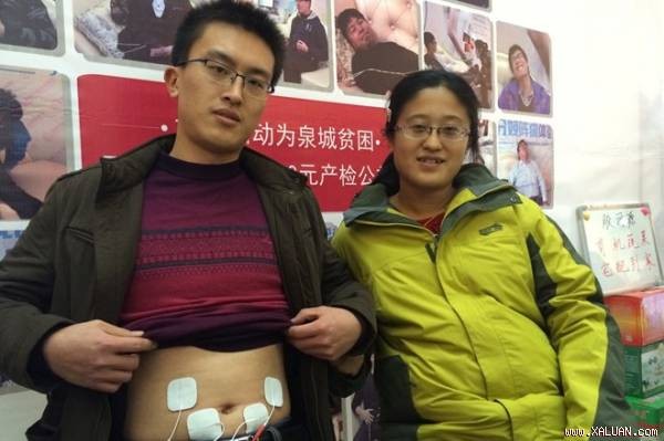Đàn ông xếp hàng để thử… đau đẻ Anh Ning Wentao cùng vợ tham gia chương trình trải nghiệm “đau đẻ“. Ảnh:The Wall Street Journal.