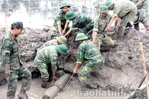 Phát hiện bom nặng 120 kg ở Cồn Nheo Công ty xử lý bom mìn vật nổ 319 tiến hành đưa quả bom lên mặt đất.