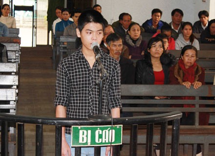 Học sinh lớp 9 đâm chết bạn lãnh án 11 năm tù Nguyễn Chí Bằng tại phiên tòa