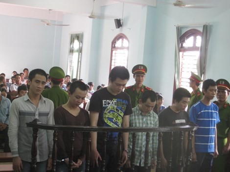Nẹt pô khiêu khích rủ đua xe, người chết, kẻ vào tù Từ trái sang, các bị cáo Ngọc, Văn, Thanh, Dự, Thái, Anh tại phiên tòa sơ thẩm ngày 17-9-2014. Ảnh: CTV
