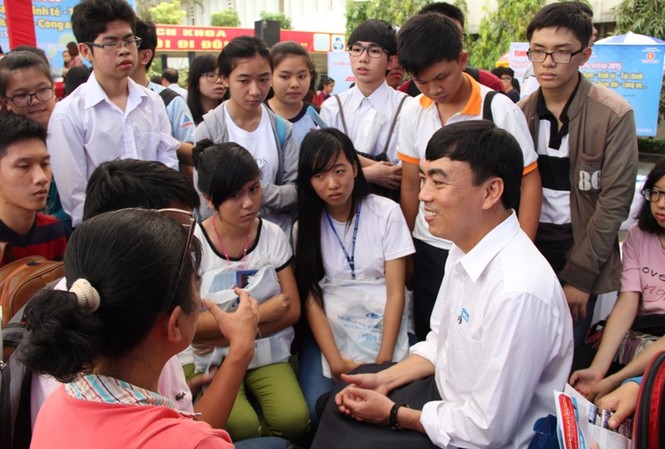 Tuyển sinh 2015: Học sinh được tăng quyền tự chọn TS Phạm Tấn Hạ, Trưởng phòng đào tạo Trường ĐH Khoa học xã hội và nhân văn (ĐHQG TP.HCM) đang tư vấn chuyên sâu cho học sinh. Ảnh Việt Văn