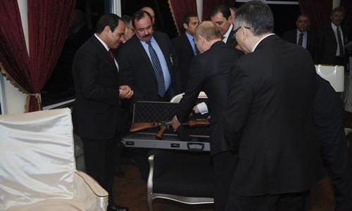 Ông Putin tặng súng AK-47 cho tổng thống Ai Cập Tổng thống Ai Cập Abdel-Fattah al-Sisi (trái) chuẩn bị nhận khẩu AK-47 từ người đồng cấp Nga Vladimir Putin.