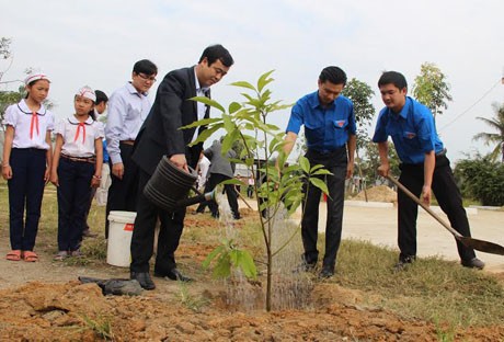 Phát động Tháng thanh niên và Tết trồng cây 2015 Trồng 100 cây xanh đầu xuân