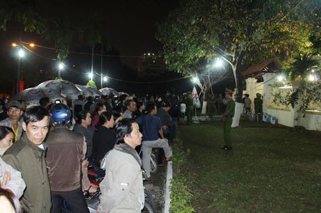 Bỏ sắm Tết, đến chia buồn cùng gia đình ông Thanh Người dân tập trung đông đúc trước nhà ông Thanh. Ảnh: Thanh Trần
