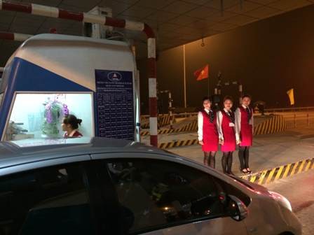 Lái xe bất ngờ vì được lì xì trên cao tốc dài nhất Việt Nam Lái xe bất ngờ vì được lì xì trên cao tốc dài nhất Việt Nam