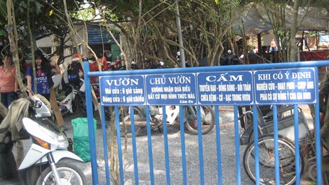 Cảnh ngồi nằm la liệt trong 'khu vườn kỳ lạ' ngày mồng 1 Tết Cảnh ngồi nằm la liệt trong 'khu vườn kỳ lạ' ngày mồng 1 Tết
