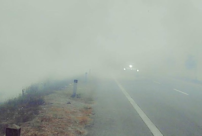 Hậu Giang: Dân đốt đồng gây cản trở giao thông Khói bao phủ trên đường
