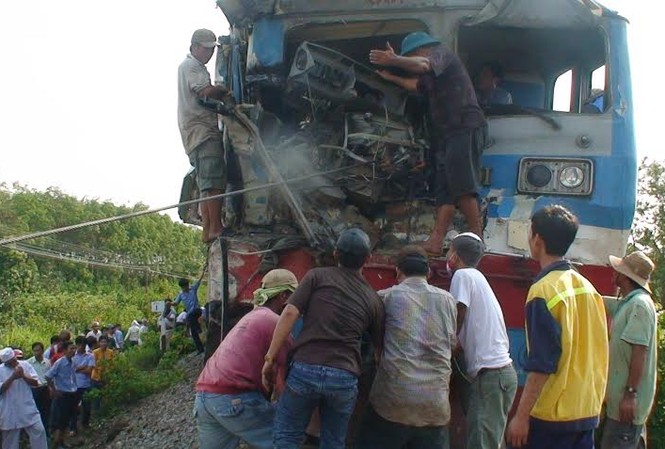 Lái tàu gãy hai chân sau cú tông xe tải Người dân tham gia cứu lái tàu bị nạn