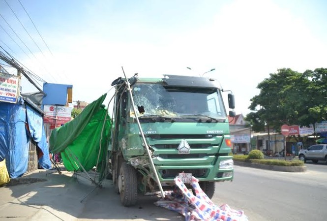 Xe 'hổ vồ' đâm bẹp xe khách rồi lao vào nhà dân Chiếc xe gây tai nạn