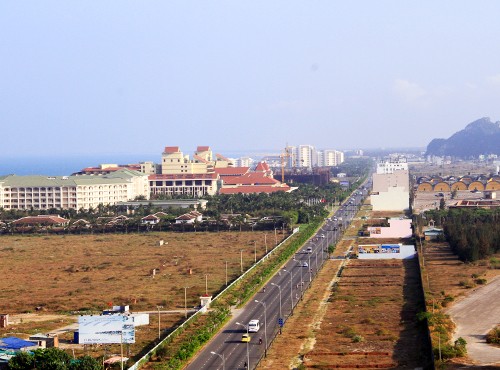 Lo ngại có 'phố Trung Quốc' ven biển Đà Nẵng Nhiều dải đất ven biển Đà Nẵng đang bị người Trung Quốc thâu tóm bằng cách đưa người Việt đứng tên mua. Ảnh: Nguyễn Đông.