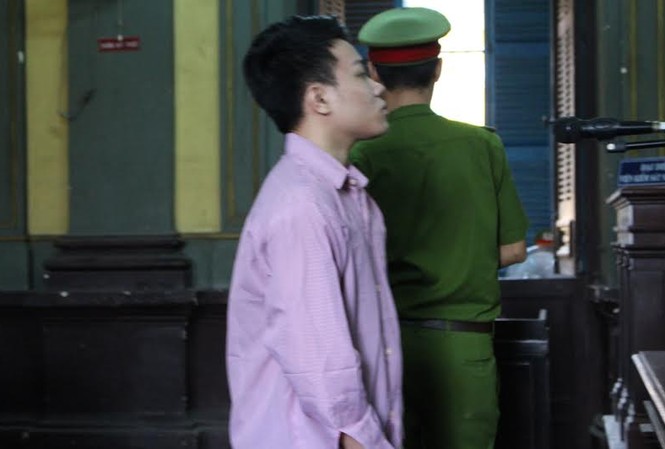 Yêu râu xanh nhiều lần hiếp dâm bé 8 tuổi Bị cáo lãnh án 10 năm tù.