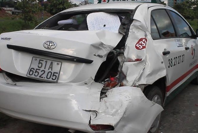 Taxi nát đuôi sau cú tông của xe ben Xe taxi nát đuôi