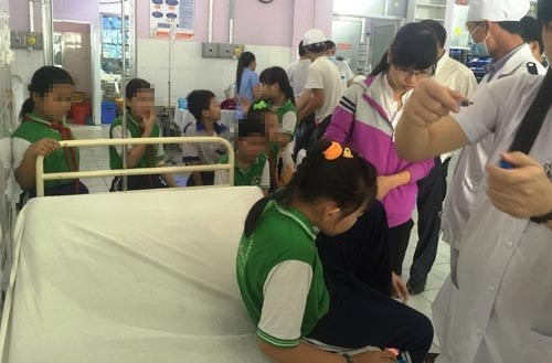 30 học sinh nôn mửa, nhập viện do ngộ độc tàu hũ Sau khi ăn tàu hũ tại trường, hơn chục em học sinh phải nhập viện do đau nụng và nôn ói. (Ảnh: Kiến Thức)