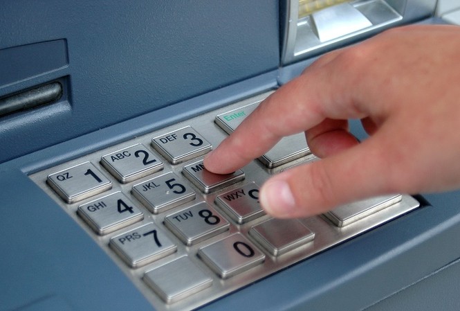 Mới cận tết, ATM đã bắt dân đợi... dài cổ Mới cận tết, ATM đã bắt dân đợi... dài cổ