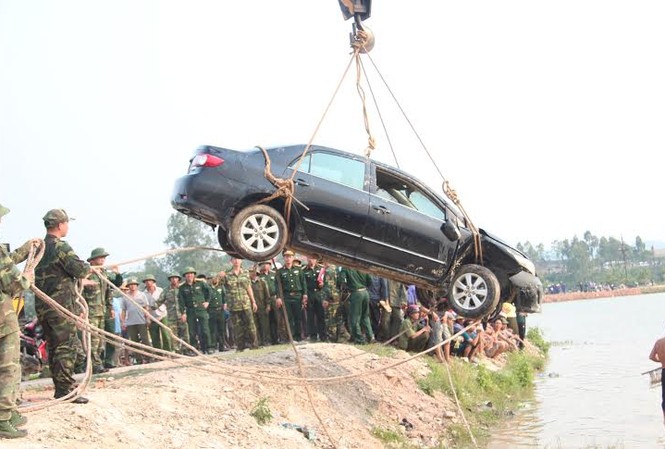 Giám đốc tử nạn khi ô tô lao xuống hồ nước sâu Cơ quan chức năng đưa được thi thể tài xế và chiếc xe, hiện vẫn đang tìm kiếm thi thể còn lại.