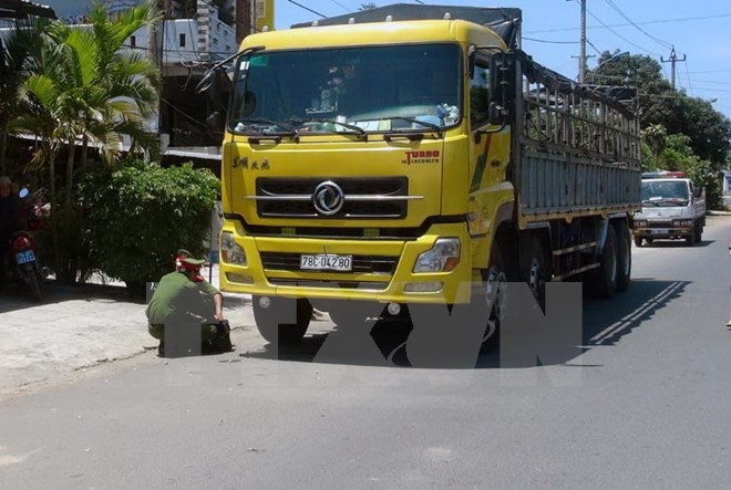 Nữ sinh viên tử vong dưới gầm xe tải Cơ quan chức năng điều tra nguyên nhân tai nạn. (Ảnh: Xuân Triệu/TTXVN)