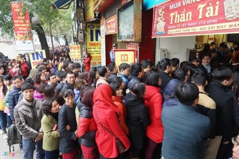 Nguyên Thống đốc NHNN: Cẩn trọng khi vay 500 tấn vàng của dân! Theo Hiệp hội Kinh doanh vàng Việt Nam, lượng vàng trong dân hiện nay còn rất lớn, ước tính khoảng 500 tấn (ảnh chụp người dân chen nhau, xếp hàng vài giờ để mua vàng ngày vía Thần Tài-ảnh minh họa)