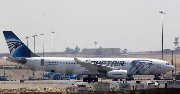 Khói bốc lên từ buồng lái máy bay chở 66 người mất tích Một máy bay của hãng EgyptAir cất cánh tại sân bay Cairo. (Nguồn: EPA/TTXVN)